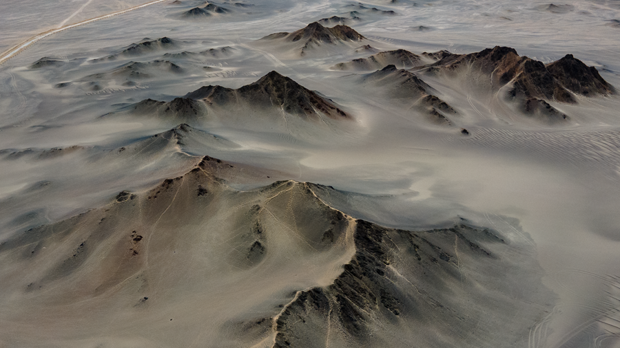在黑獨(dú)山，感受荒漠中的“水墨丹青”
