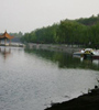 黃水河兩岸生機盎然，綠意蔥蘢，走在兩岸曲徑通幽的小路上，暗香來襲，沁人心脾，成為西寧市的一處天然氧吧。